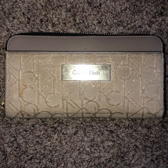 Calvin Klein Handbags - Calvin Klein clutch